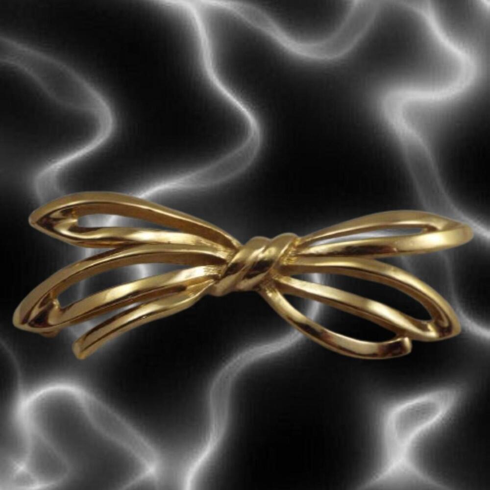 Vintage gold tone metal brooch